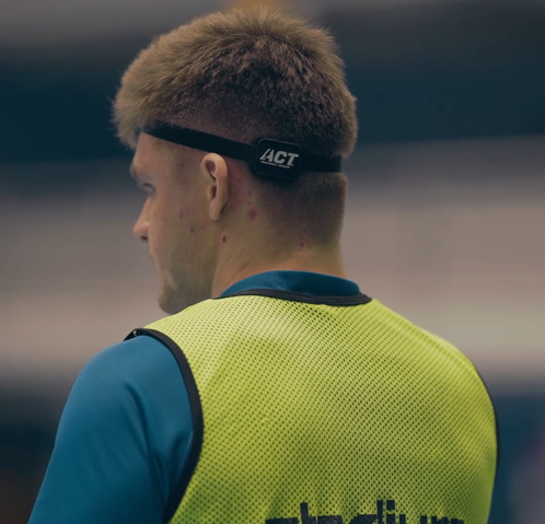 Floorball player wearing ACT head sensor